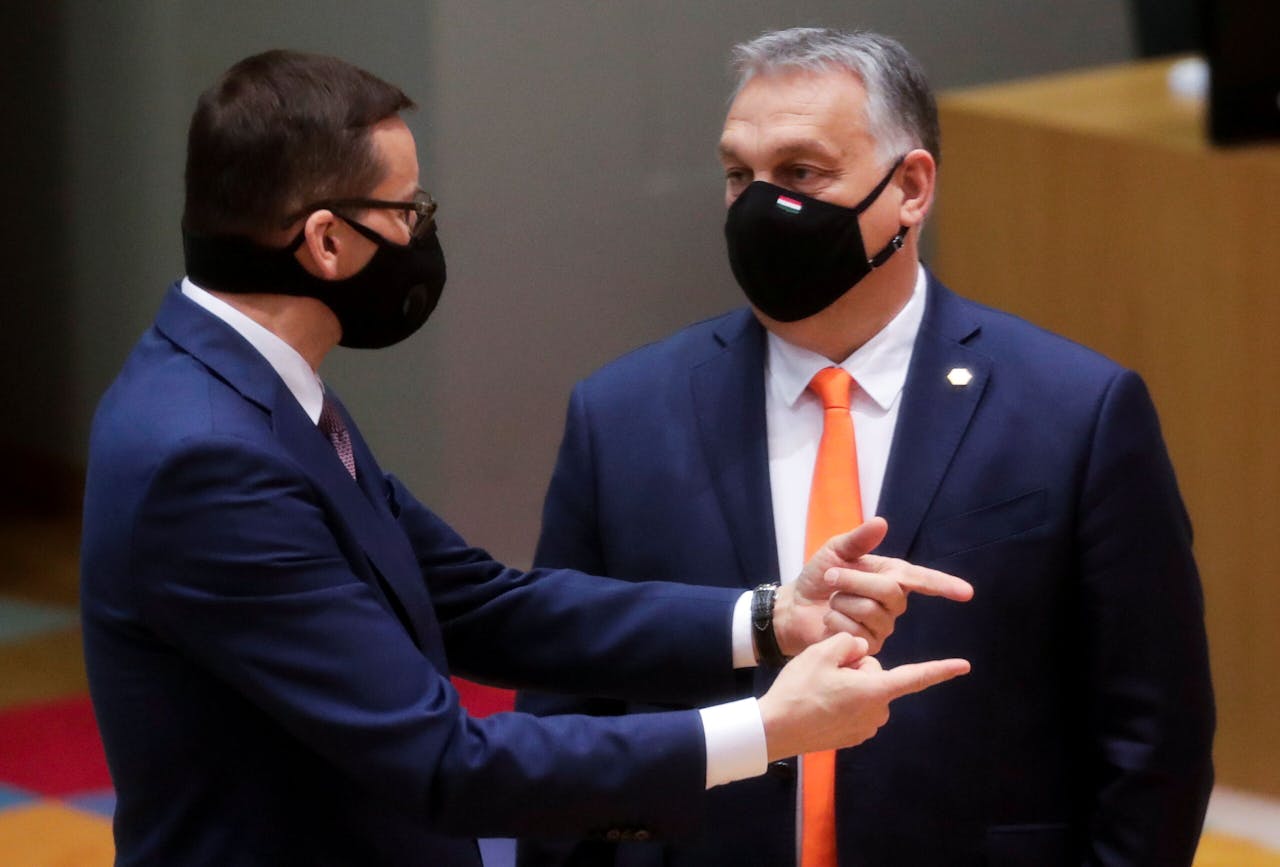 De Poolse premier Morawiecki en zijn Hongaarse collega Orbán discussiëren bij de Europese top van donderdag over hun speelruimte in de ruzie over de Europese begroting en rechtsstaatinstrument.