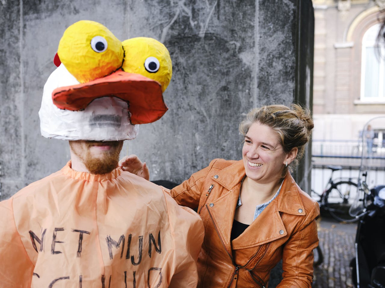 Mirte Cofino van vakbond FNV voert actie met een ‘geplukte kip’ op het Plein in Den Haag. De campagne wordt als voorbeeld gezien van een moderne manier van actievoeren, die ook nog eens gericht is op jongeren.