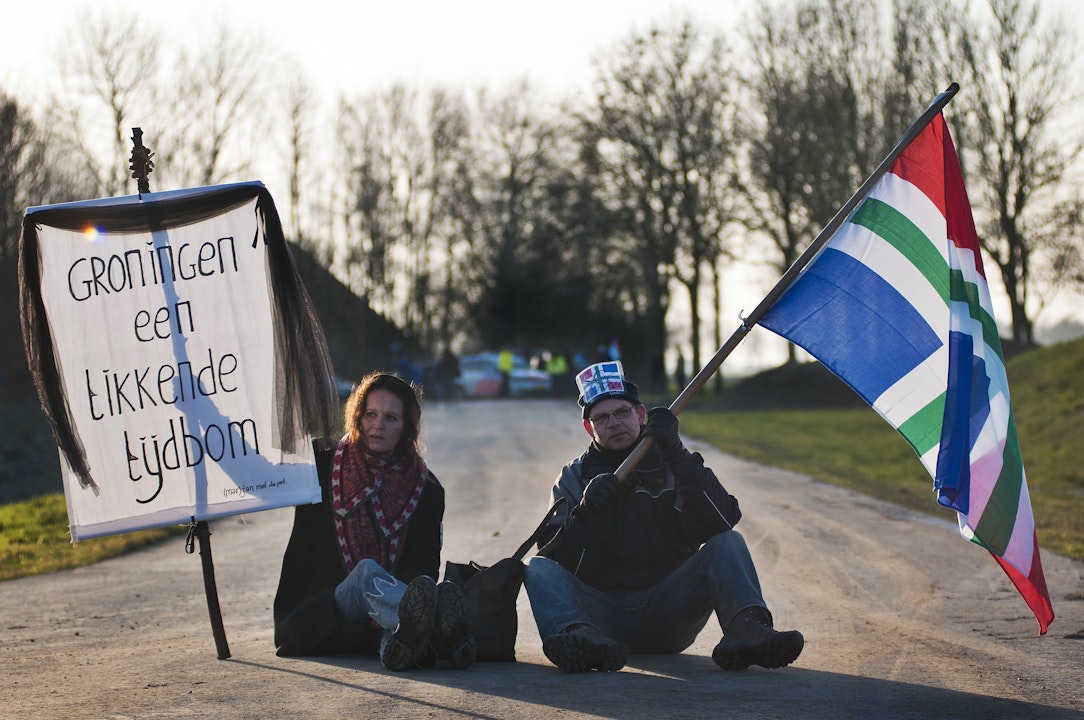 Actievoerders van Schokkend Groningen protesteren tegen de gaswinning door de NAM en de schade die daarbij ontstaat.