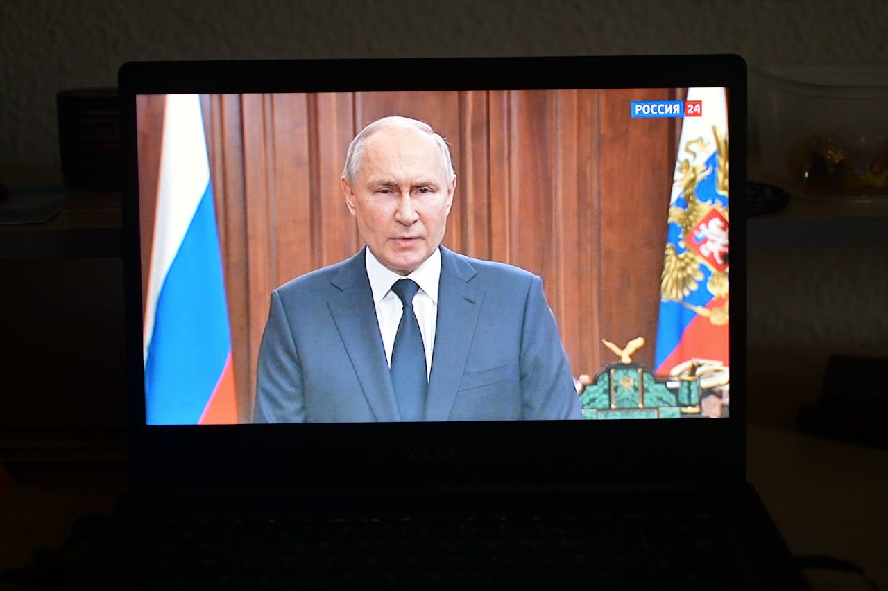 Vladimir Poetin, maandagavond op de Russische televisie