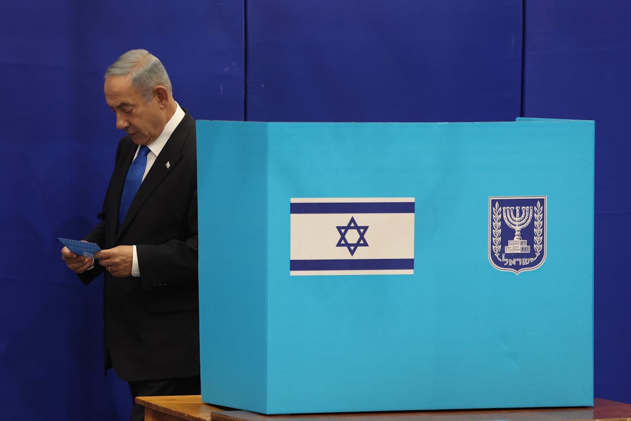 Benjamin Netanyahu, de voormalige Israëlische premier en leider van de conservatieve Likoed-partij, brengt zijn stem uit in Jeruzalem.