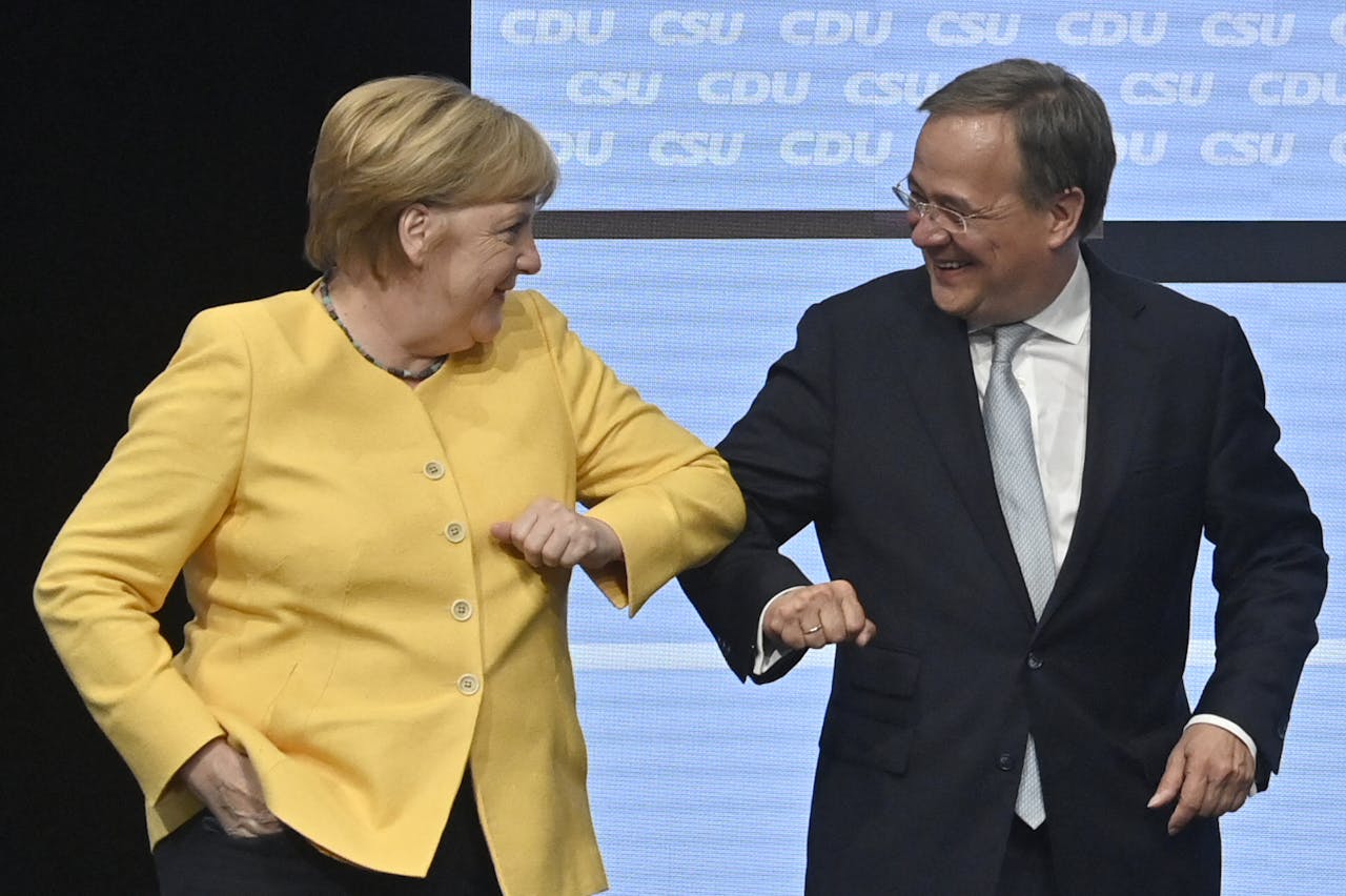 Vertrekkend bondskanselier Angela Merkel (links) was niet van plan zich te mengen in de verkiezingsstrijd. Kanselierskandidaat Armin Laschet (rechts) zou zelf de kiezersharten moeten veroveren.