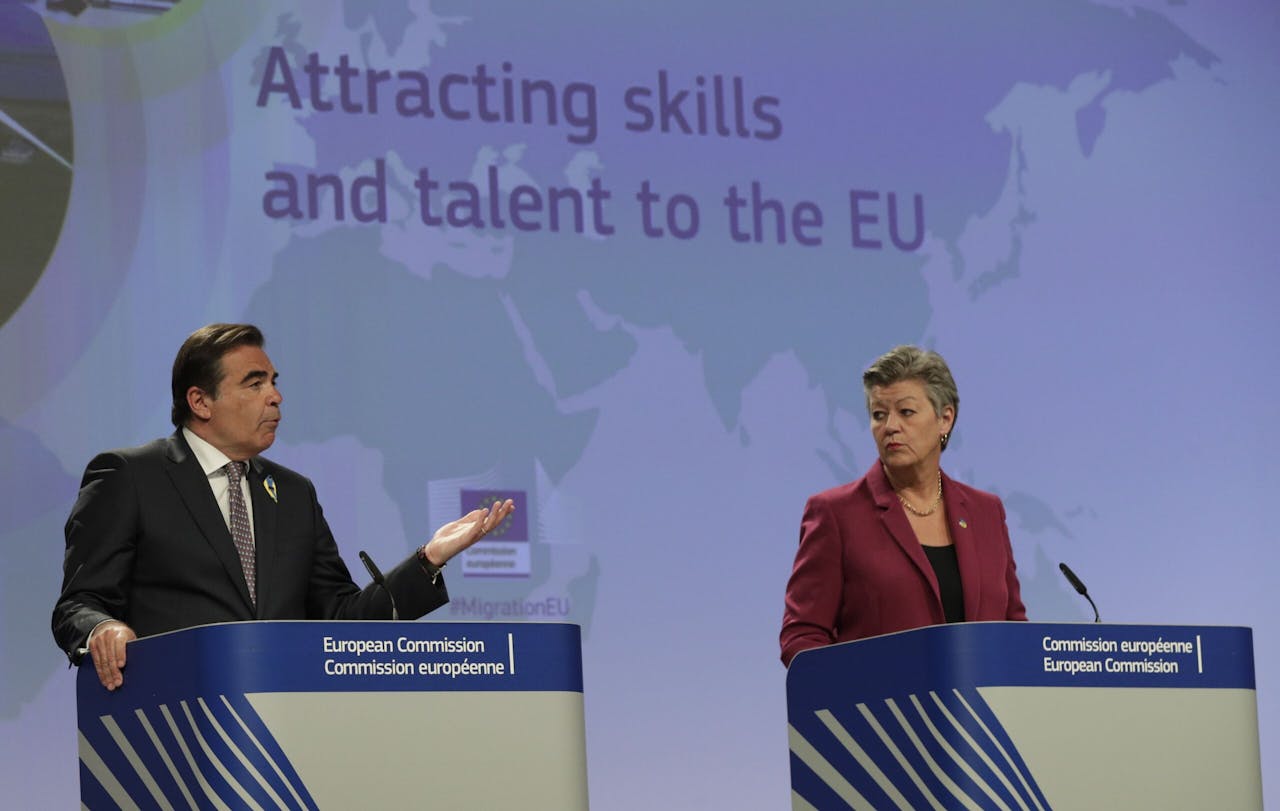 European Commissioners Margiritis Schinas (l) and Ylva Johansson unveiled plans last week to start legal labor migration to the EU.