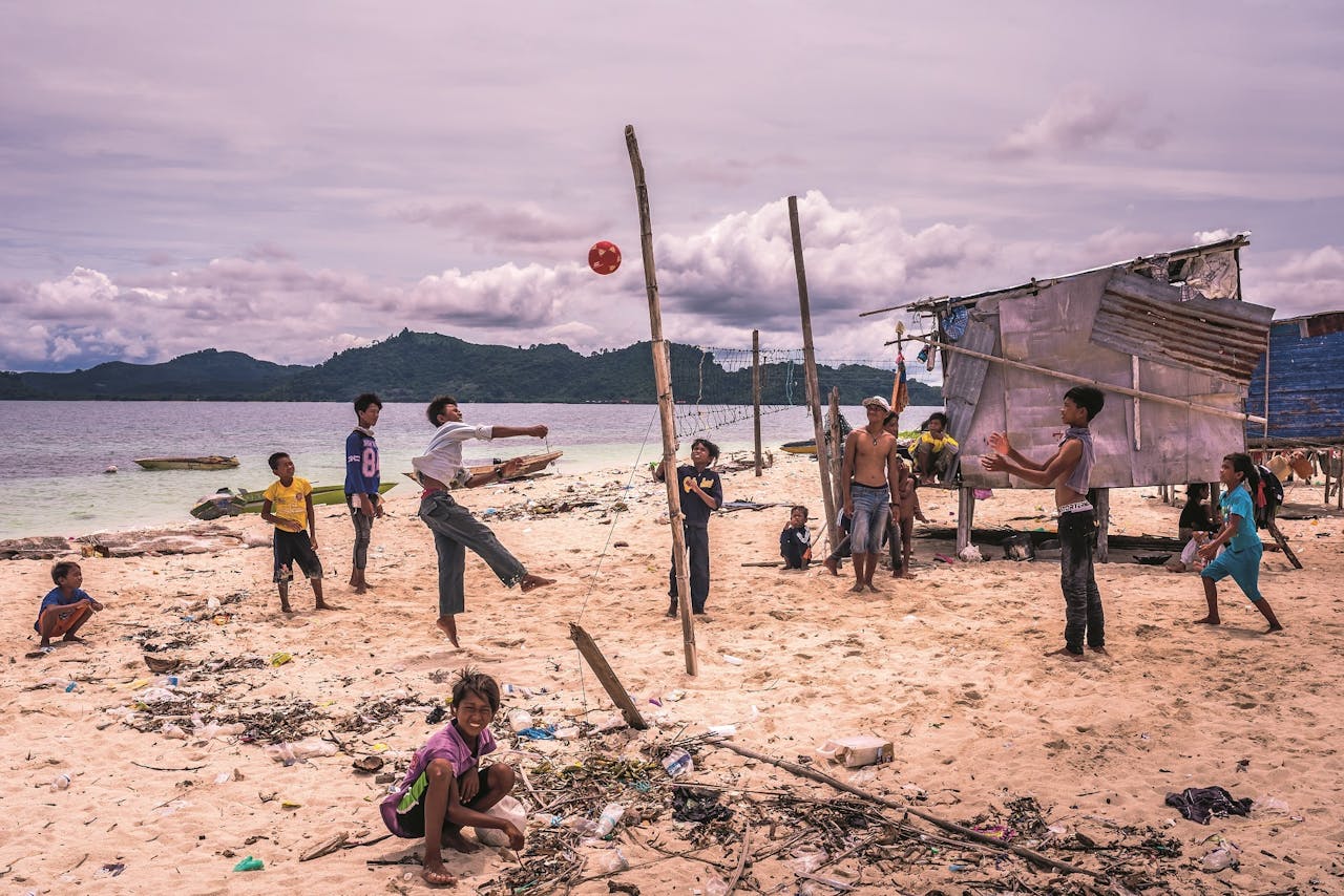 Strandtoernooi. Een klein deel van de Bajau heeft de illegaliteit verlaten en zich aan land gevestigd.