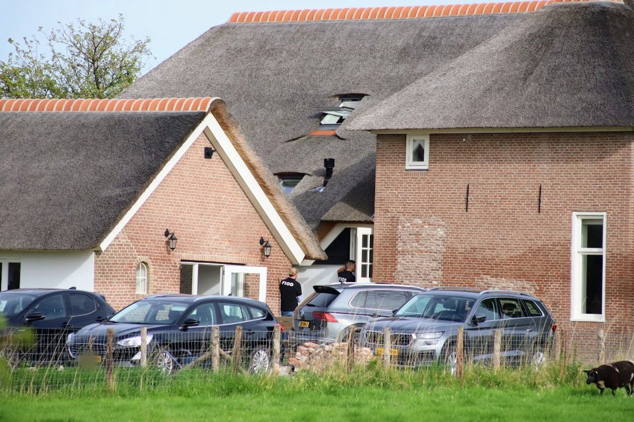 Opsporingsdienst Fiod hield dinsdag drie verdachten aan bij invallen in Oosterhout en Tiel, waaronder bij het pand op bovenstaande foto.