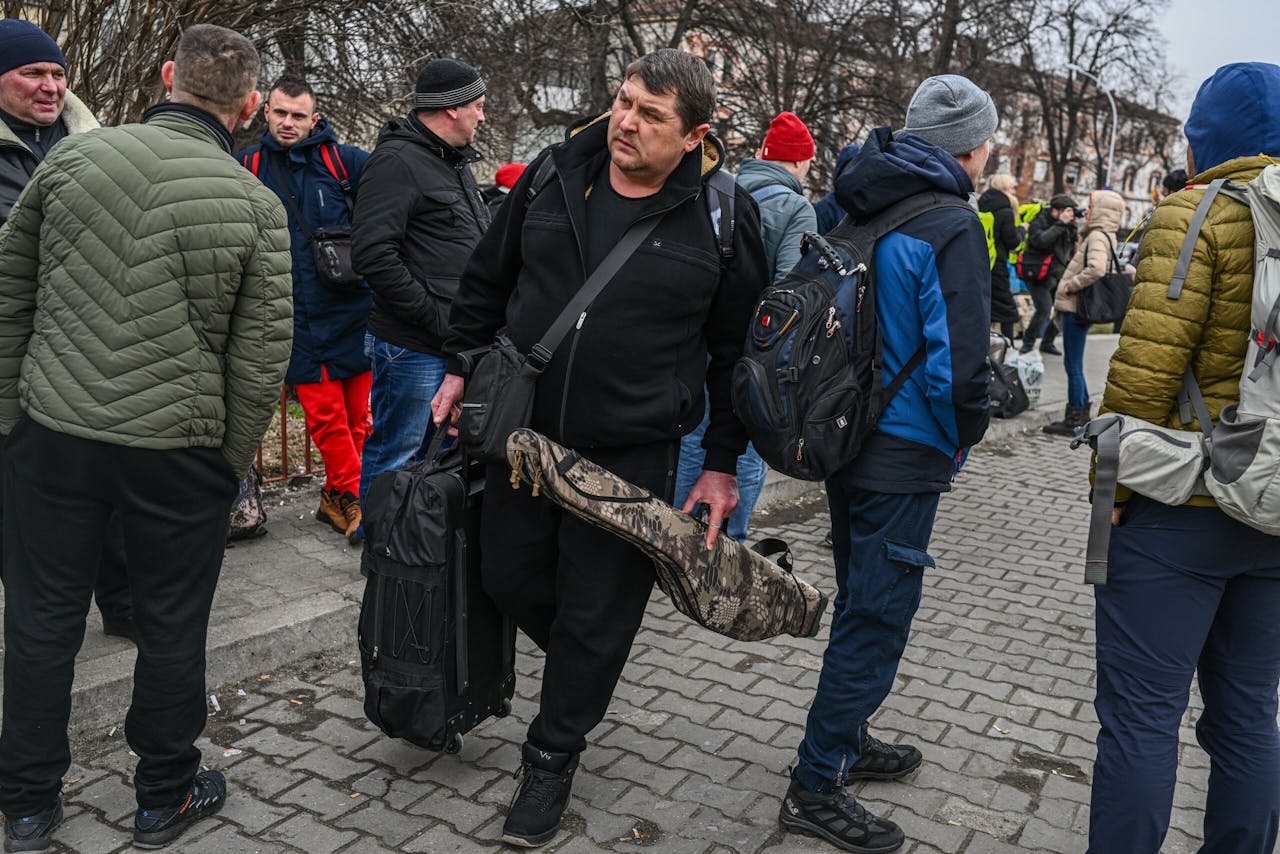 Een man, die zijn identiteit niet wilde prijsgeven, loopt met een wapentas naar een trein met bestemming Oekraïne om daar mee te vechten tegen de Russen.