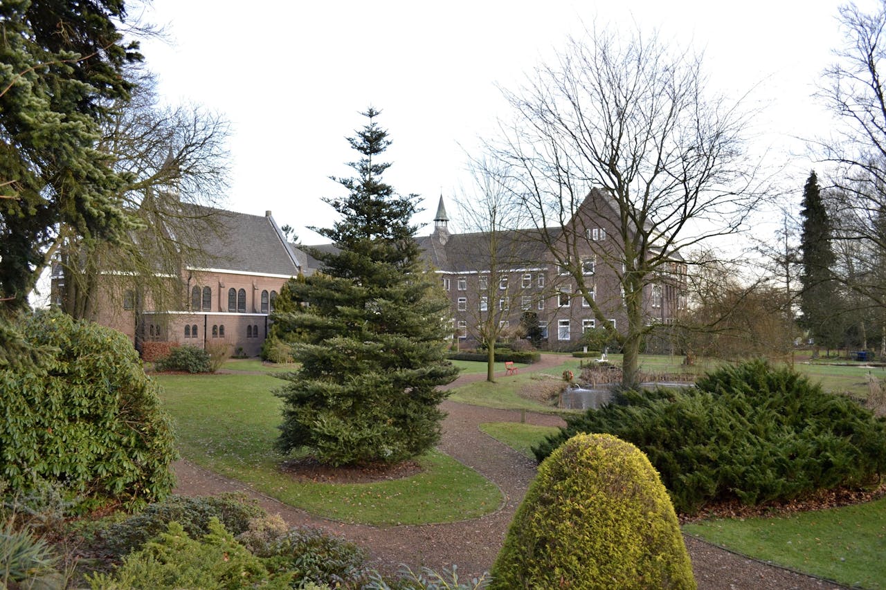 De Zwanenhof begon in 1927 als katholiek retraitehuis.