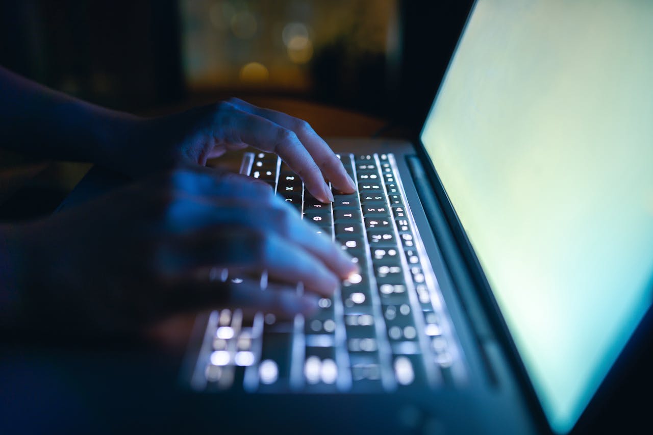 Hackers van het Dutch Institute for Vulnerability Disclosure (DIVD) speuren op vrijwillige basis het web af naar kwetsbaarheden.