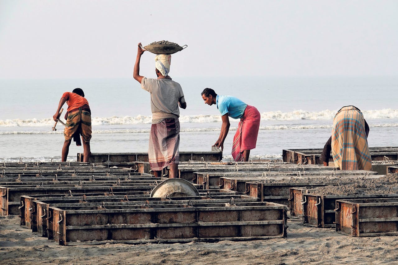 Arbeiders in Bangladesh werken aan een kustbescherming. Iedereen die het land kan helpen met innovatieve technologie is van harte welkom.