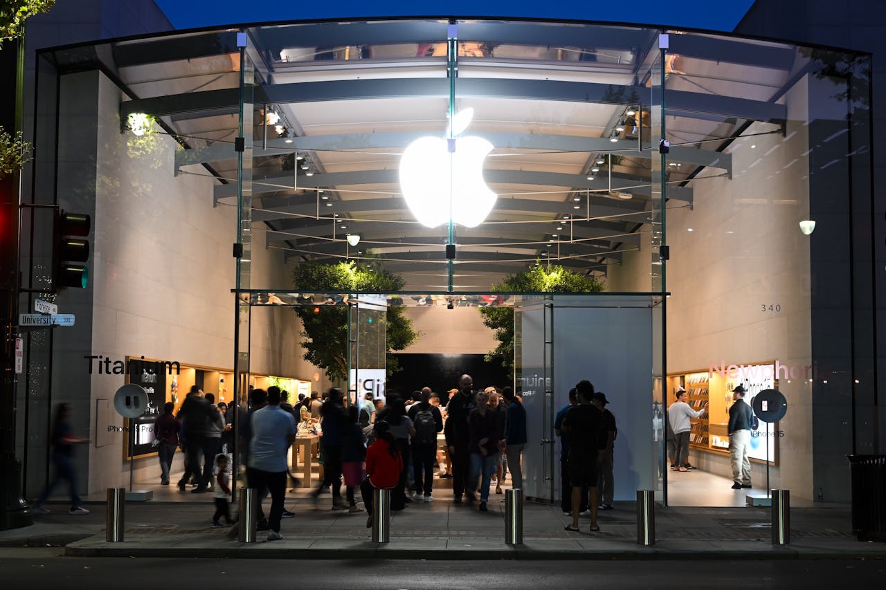 Een Apple-winkel in Palo Alto, Californië. De maker van de iPhone kocht het afgelopen decennium voor $573 mrd eigen aandelen terug.