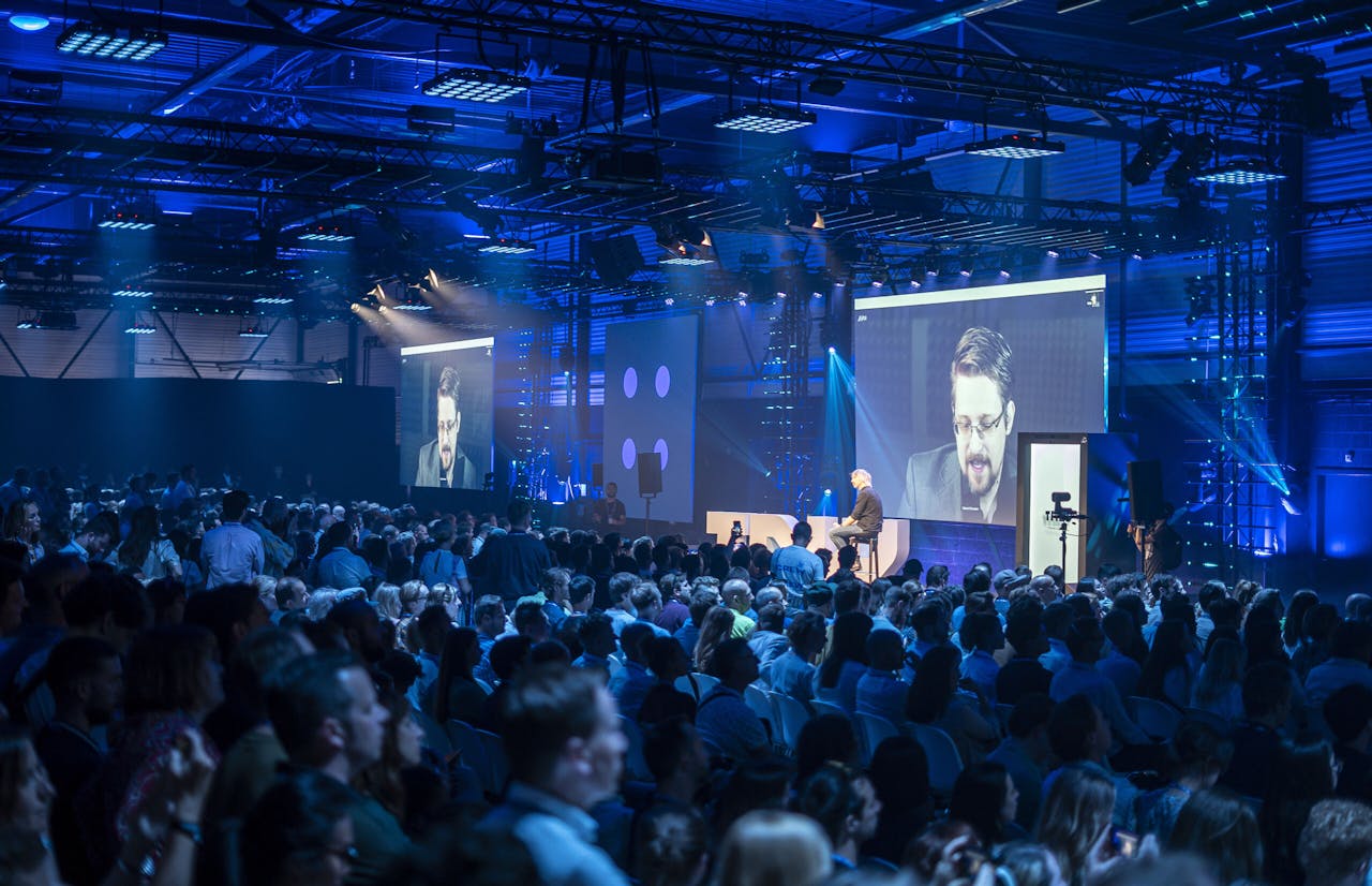 Aanwezigen bij de conferentie The Next Web vorige maand in Zaandam. Techondernemers gaven presentaties, maar ook prominenten zoals klokkenluider Edward Snowden.