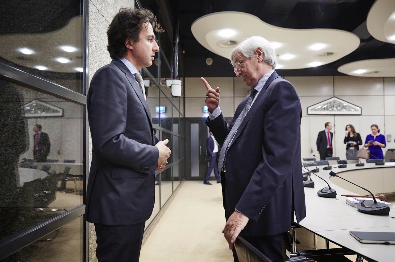 Rik van Slingelandt (voormalig commissaris ABN Amro), en Jesse Klaver (GroenLinks) na afloop van het rondetafelgesprek bestuurdersbeloningen bij financiële instellingen in de Tweede kamer in 2015.