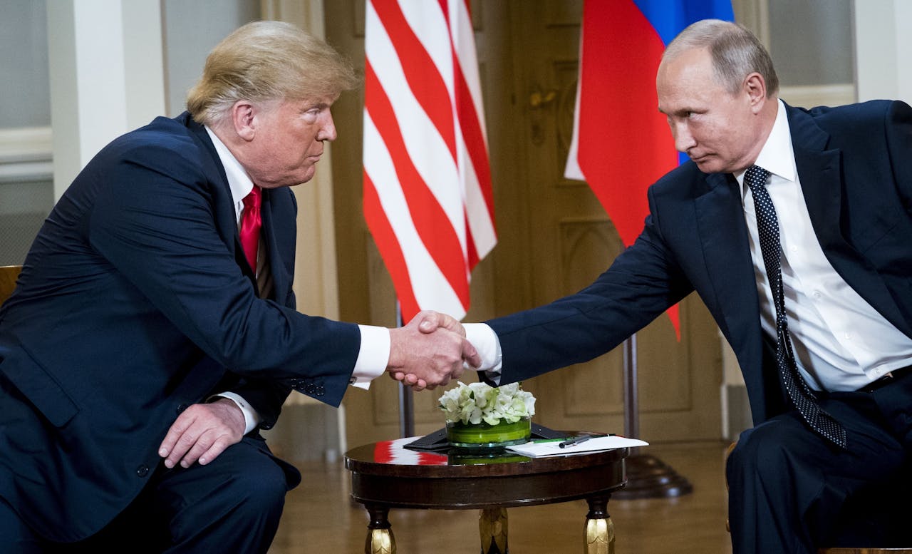 De Amerikaanse president Donald Trump ontmoet zijn Russische ambtgenoot Vladimir Poetin in 2018 in Helsinki. Gideon Rachman maakt zich grote zorgen over een terugkeer van Trump in het Witte Huis.
