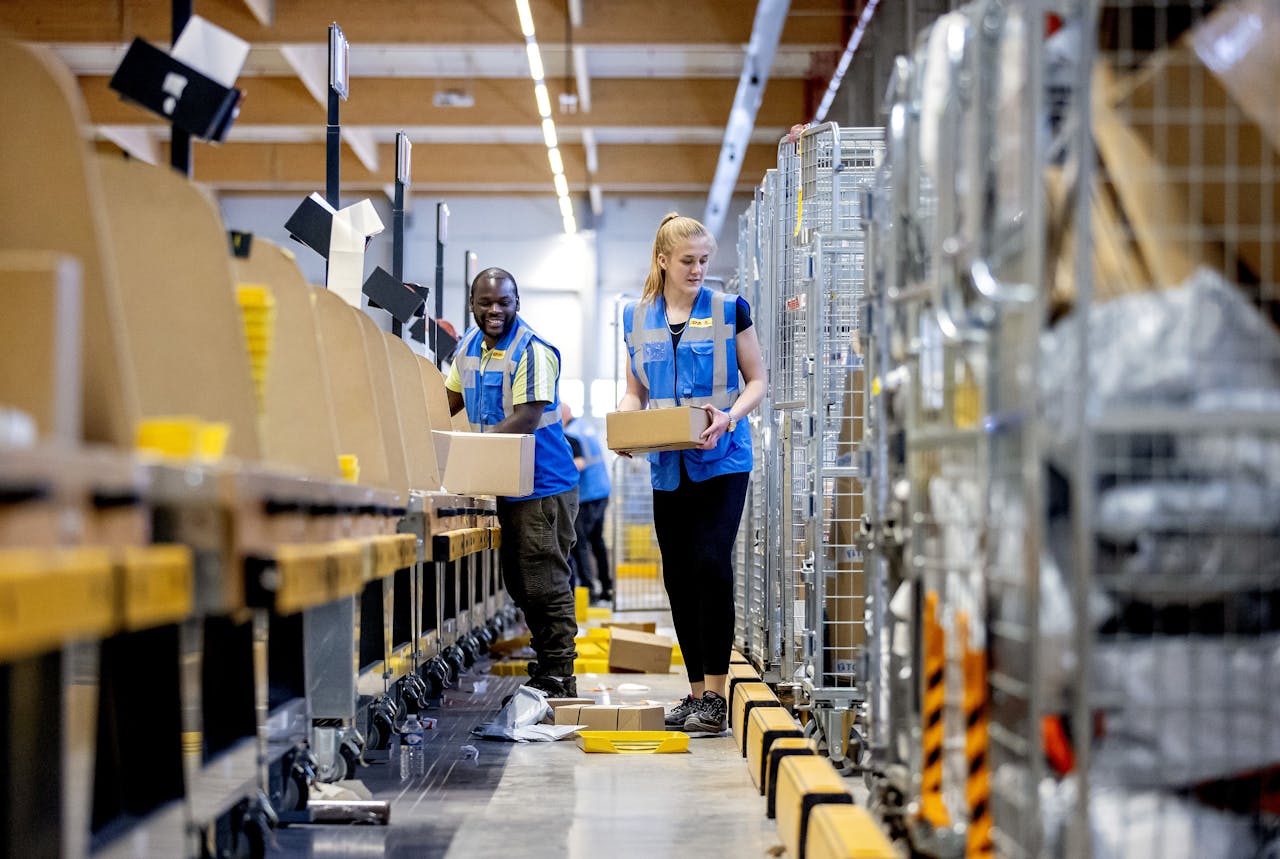 DHL's distributiecentrum in Zaltbommel. Door de corona-crisis levert het bedrijf nu meer pakketten per dag dan tijdens de decemberdagen.