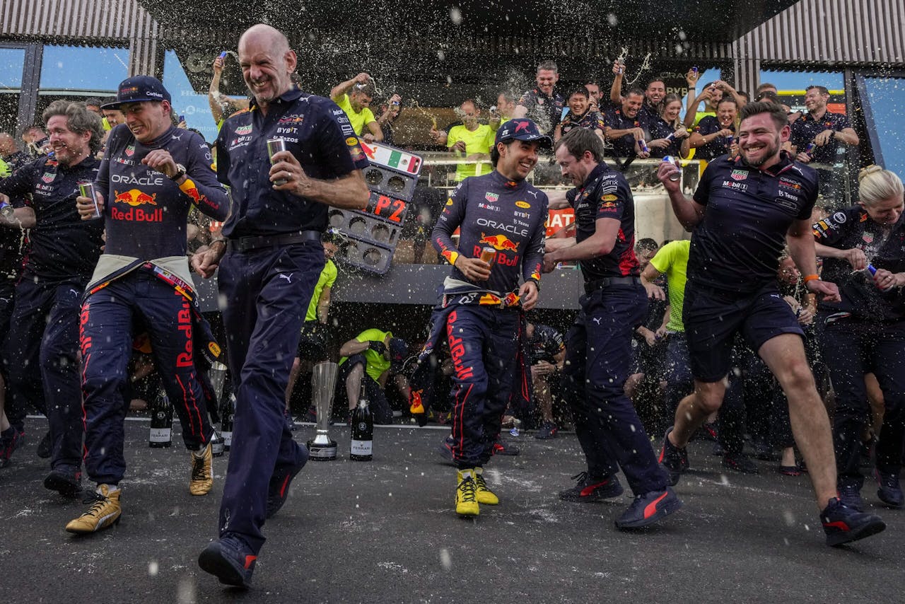 Vanaf 2027 in Madrid? Red Bull viert feest, nadat Max Verstappen (links) op 22 mei van dit jaar de race in Barcelona heeft gewonnen.
