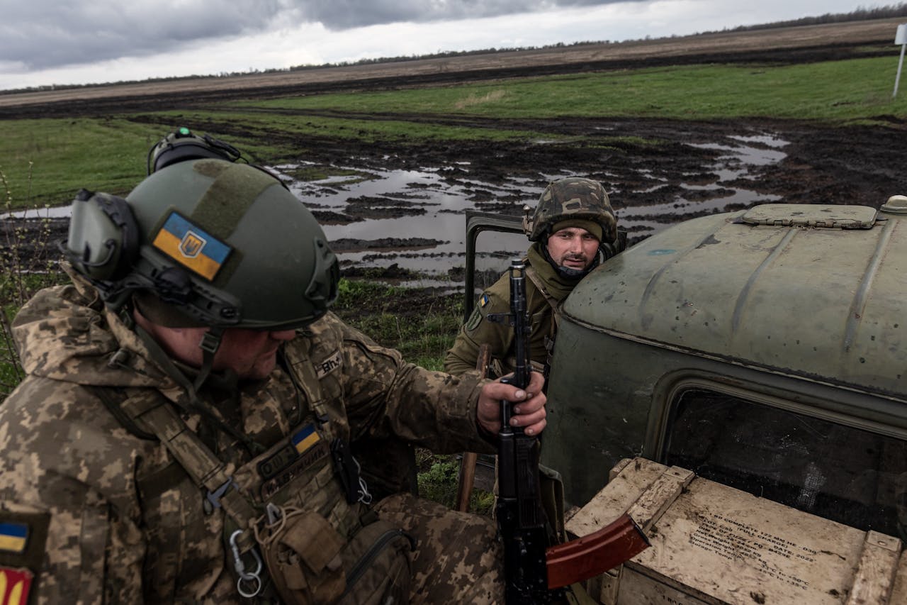 Oekraïense soldaten nabij het front bij Bachmoet, waar Rusland grote verliezen heeft geleden.
