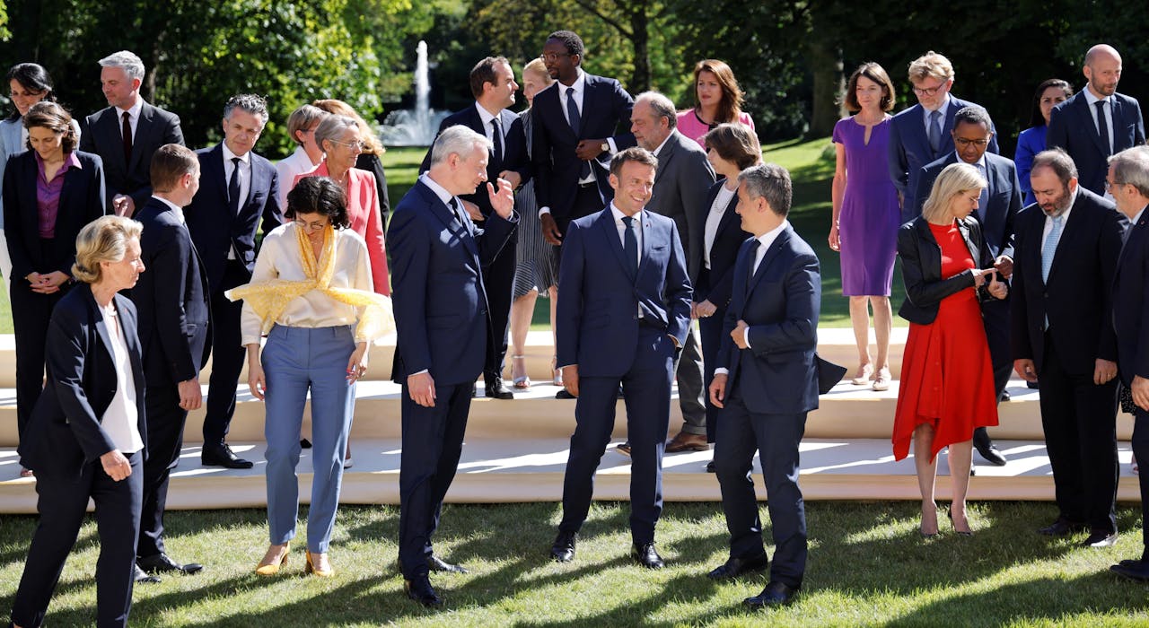 In het midden, vooraan, van links naar rechts: de Franse minister van financiën Bruno Le Maire, president Emmanuel Macron en minister van binnenlandse zaken Gerald Darmanin te midden van andere leden van de nieuwe Franse regering tijdens een fotosessie bij het Elysee in Parijs.