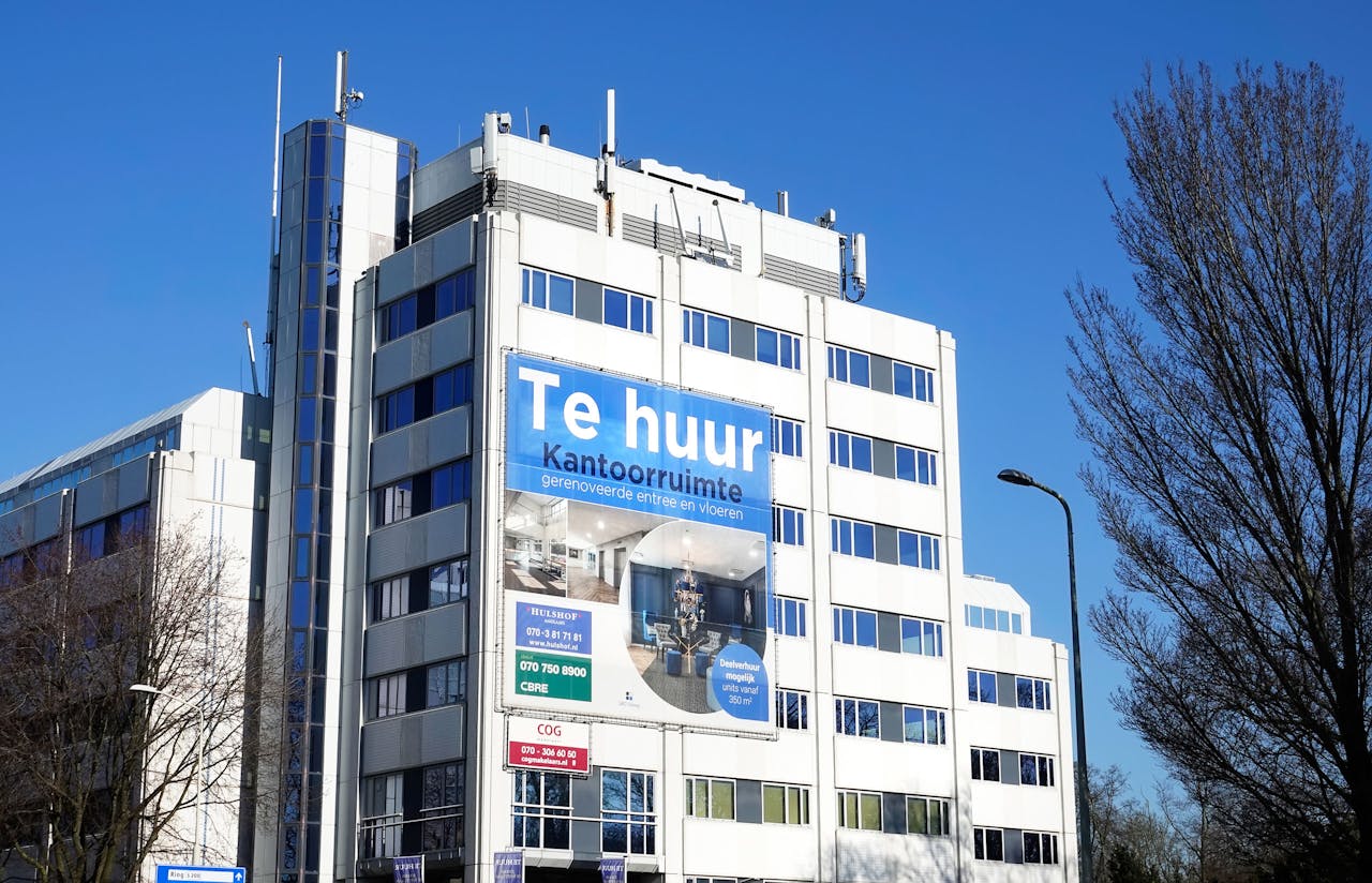 Vooral in grote steden, zoals Den Haag, is goed zichtbaar dat grote bedrijven verhuisplannen laten varen.