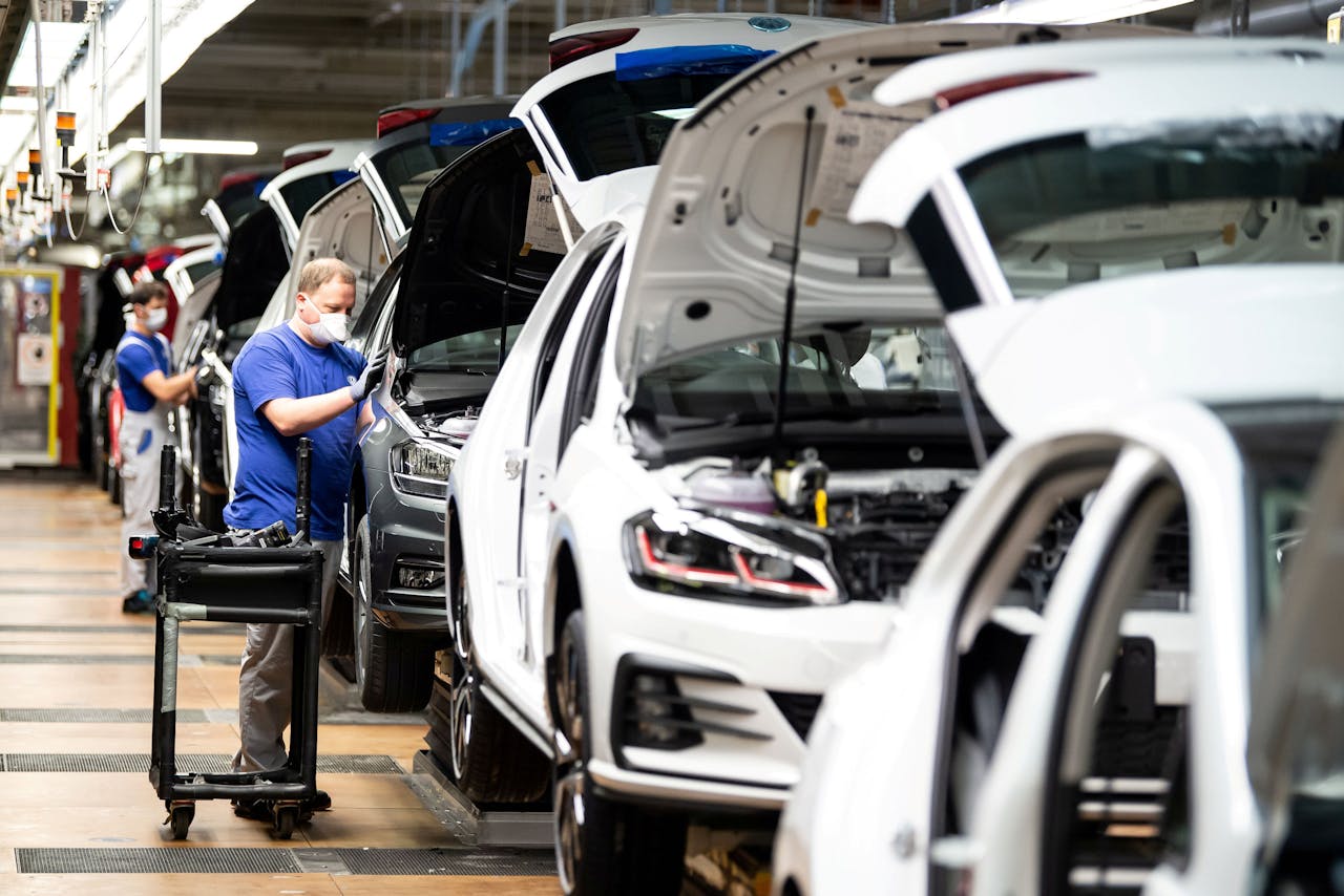 Volkswagen manipuleerde bij zo'n 11 miljoen auto's de uitstoottesten met sjoemelsoftware, waardoor de auto's veel schoner leken.