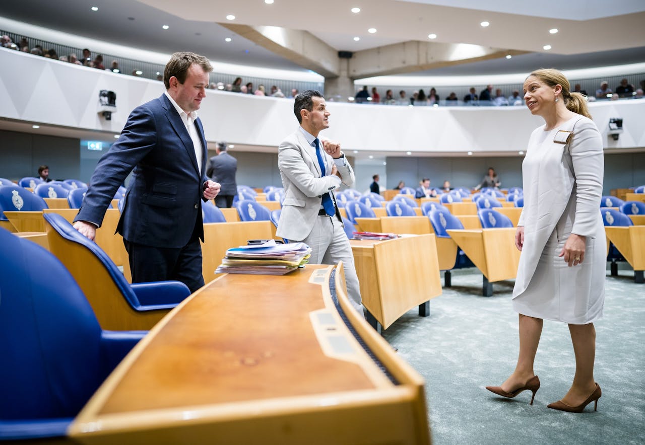 Carola Schouten, minister voor Armoedebeleid, Participatie en Pensioenen, in gesprek met Farid Azarkan (Denk) en Bart van Kent (SP)