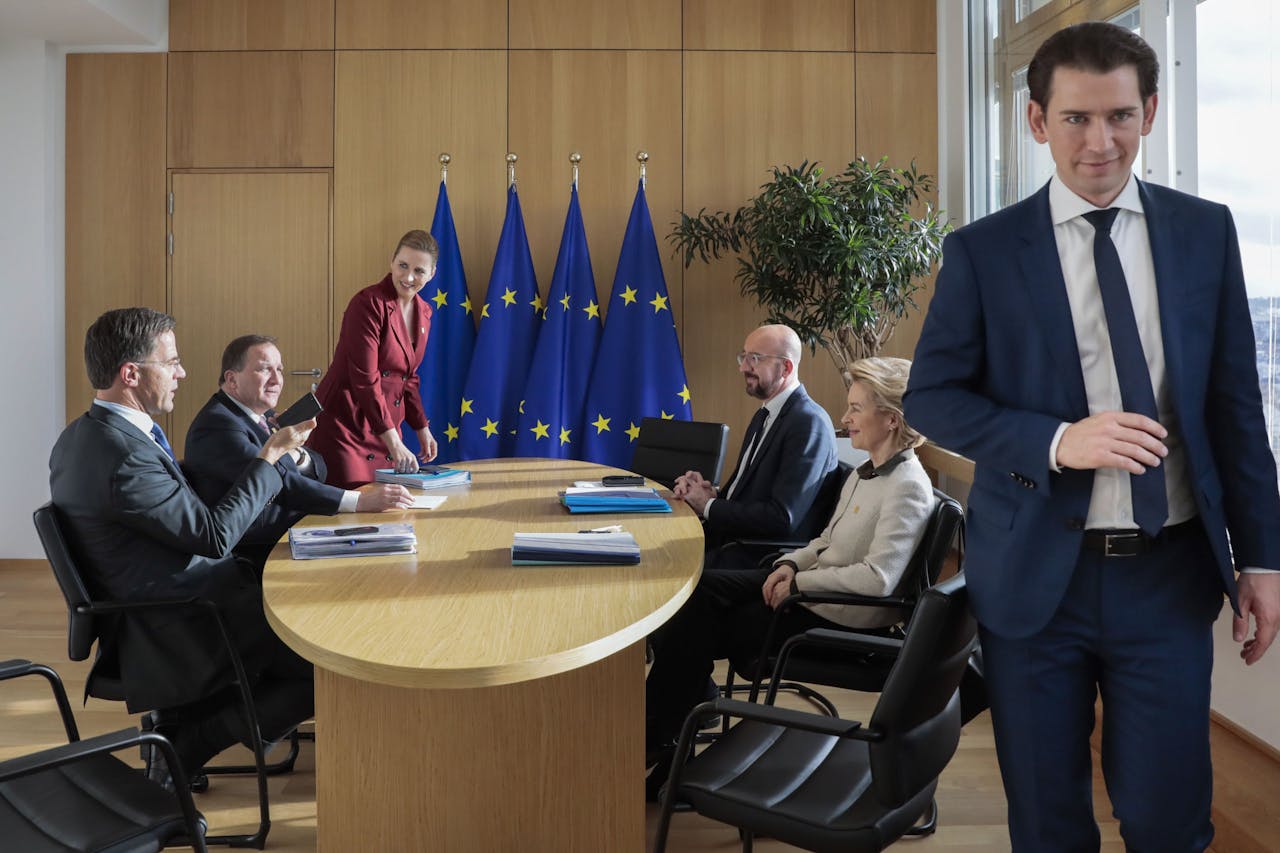 Premier Mark Rutte (links) met zijn collega's Stefan Lofven, Mette Frederiksen en Sebastian Kurz (uiterst rechts) tijdens een ontmoeting met de Europese Commissievoorzitter Ursula von der Leyen en de voorzitter van de Europese Raad Charles Michel op 20 februari in Brussel.