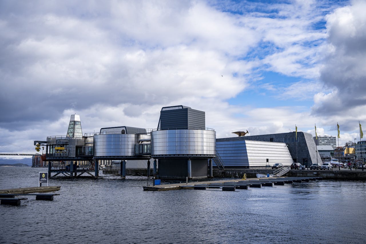 Het Petroleum Museum in Stavanger. Het Noorse staatsinvesteringsfonds belegt geld dat Noorwegen verdient met de verkoop van olie en gas.