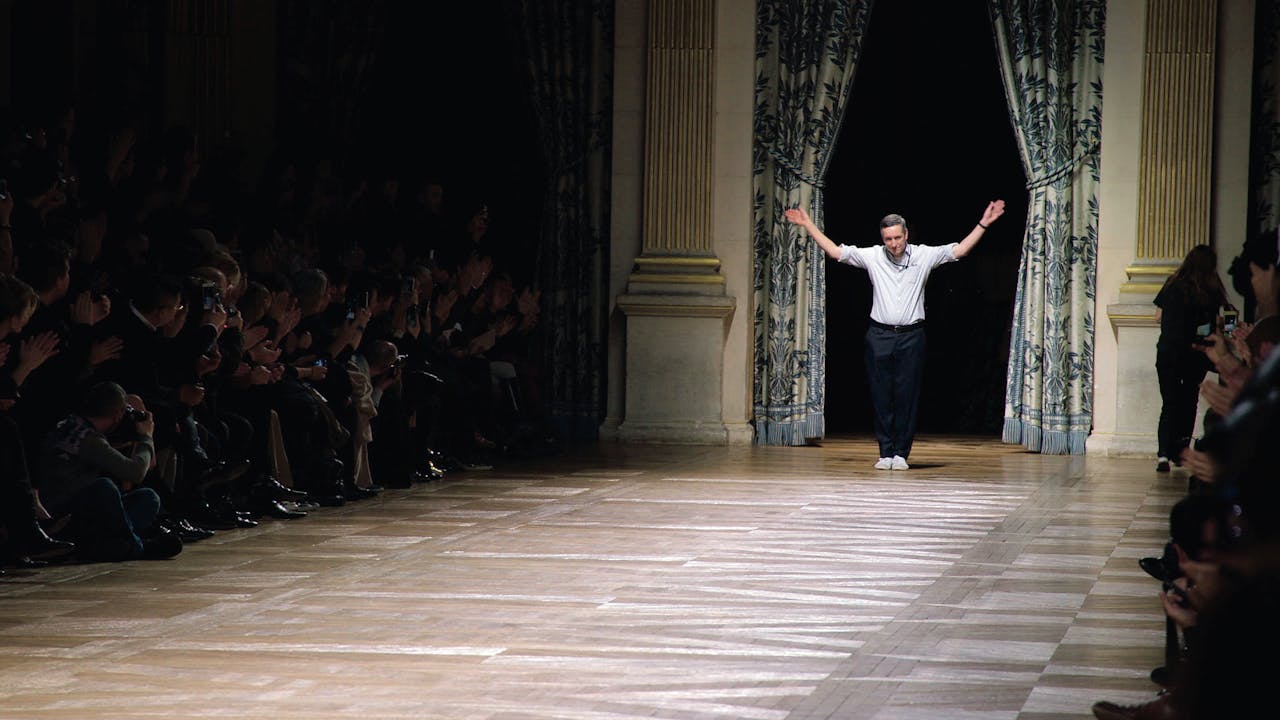 Van Noten na de show in École des Beaux-Arts in Parijs.