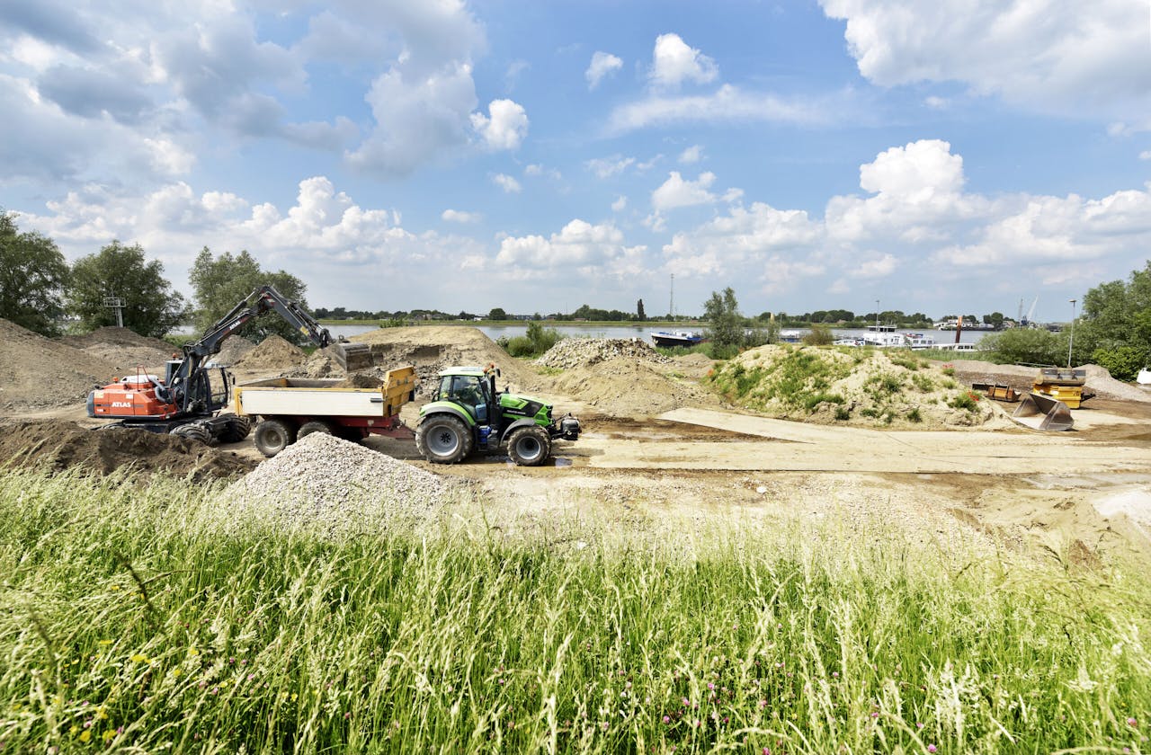 In de zomer van 2018 wordt bij Streefkerk de laatste hand gelegd aan de nu omstreden dijkversterking.