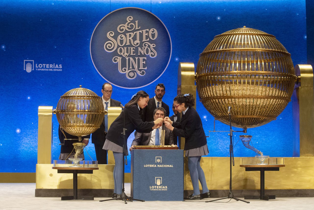 Spaanse schoolkinderen trekken nummers voor El Gordo, de jaarlijkse kerstloterij in Spanje met een totaal prijzengeld van €2,5 mrd de grootste loterij ter wereld.