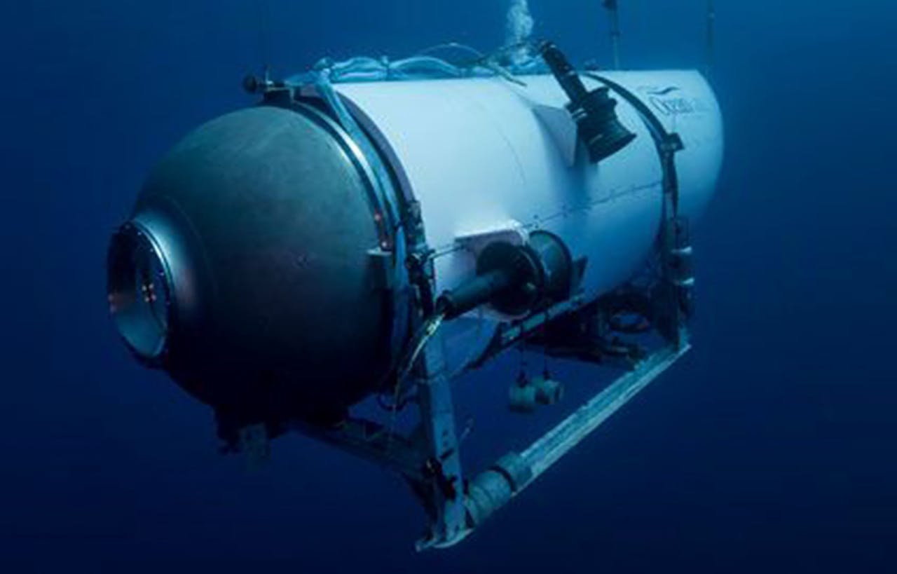De Titan van het bedrijf OceanGate Expeditions, dat sinds 2021 onderzeese expedities verzorgt. Sinds zondag is de mini-onderzeeër zoek, met vijf mensen aan boord die het wrak van de Titanic wilden bezichtigen.