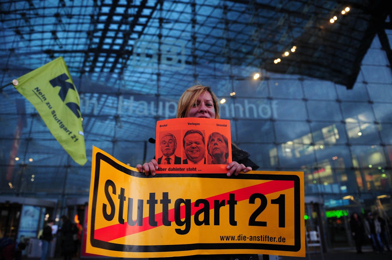 Een betoger laat haar afkeer blijken van een vernieuwd treinstation in Stuttgart.