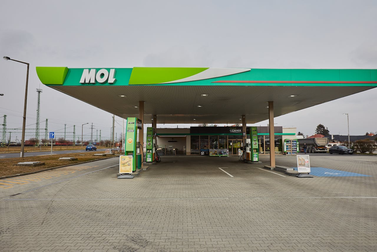 Het tankstation van MOL, vlakbij de Slowaaks-Hongaarse grens, in het dorpje Rajka.
