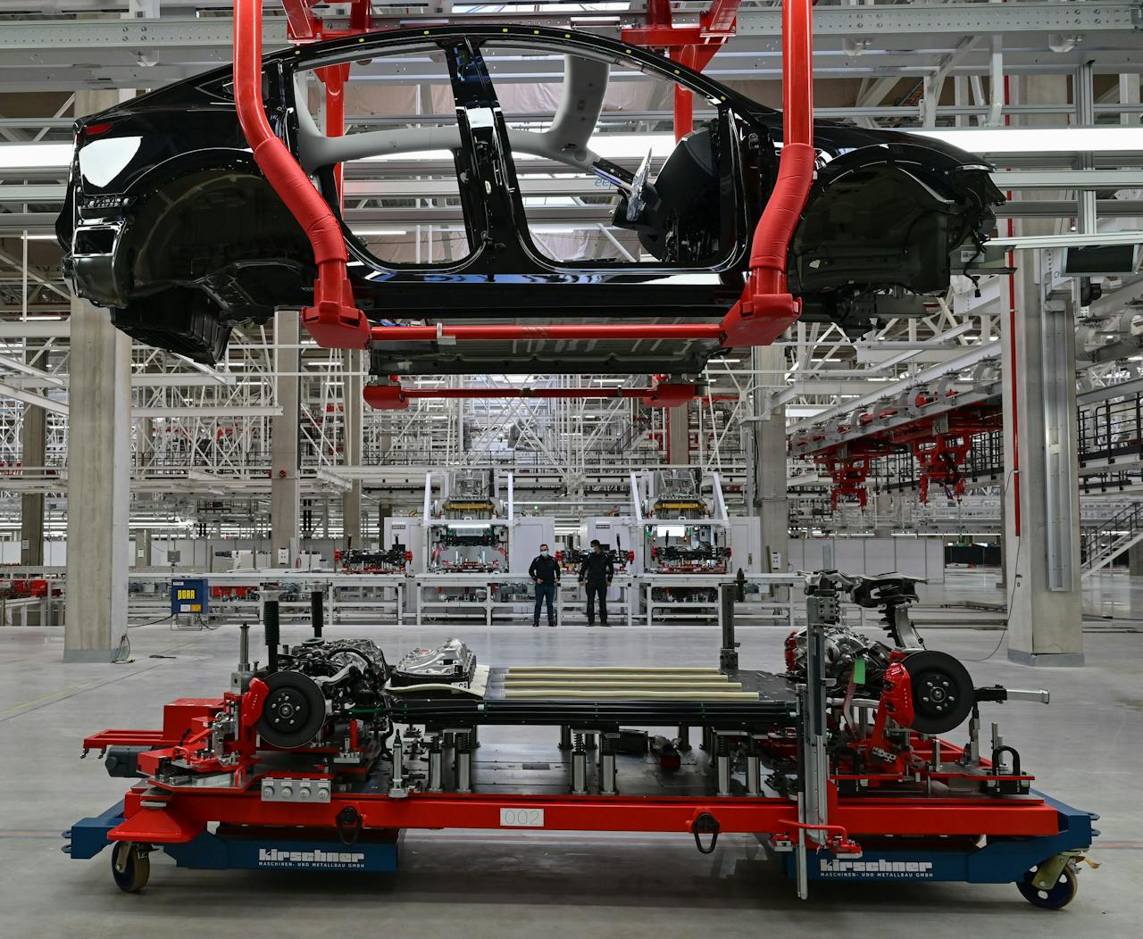 De productie van een Tesla in een fabriek in Grünheide, Brandenburg. Lithium is een grondstof voor de batterijen van elektrische auto's.
