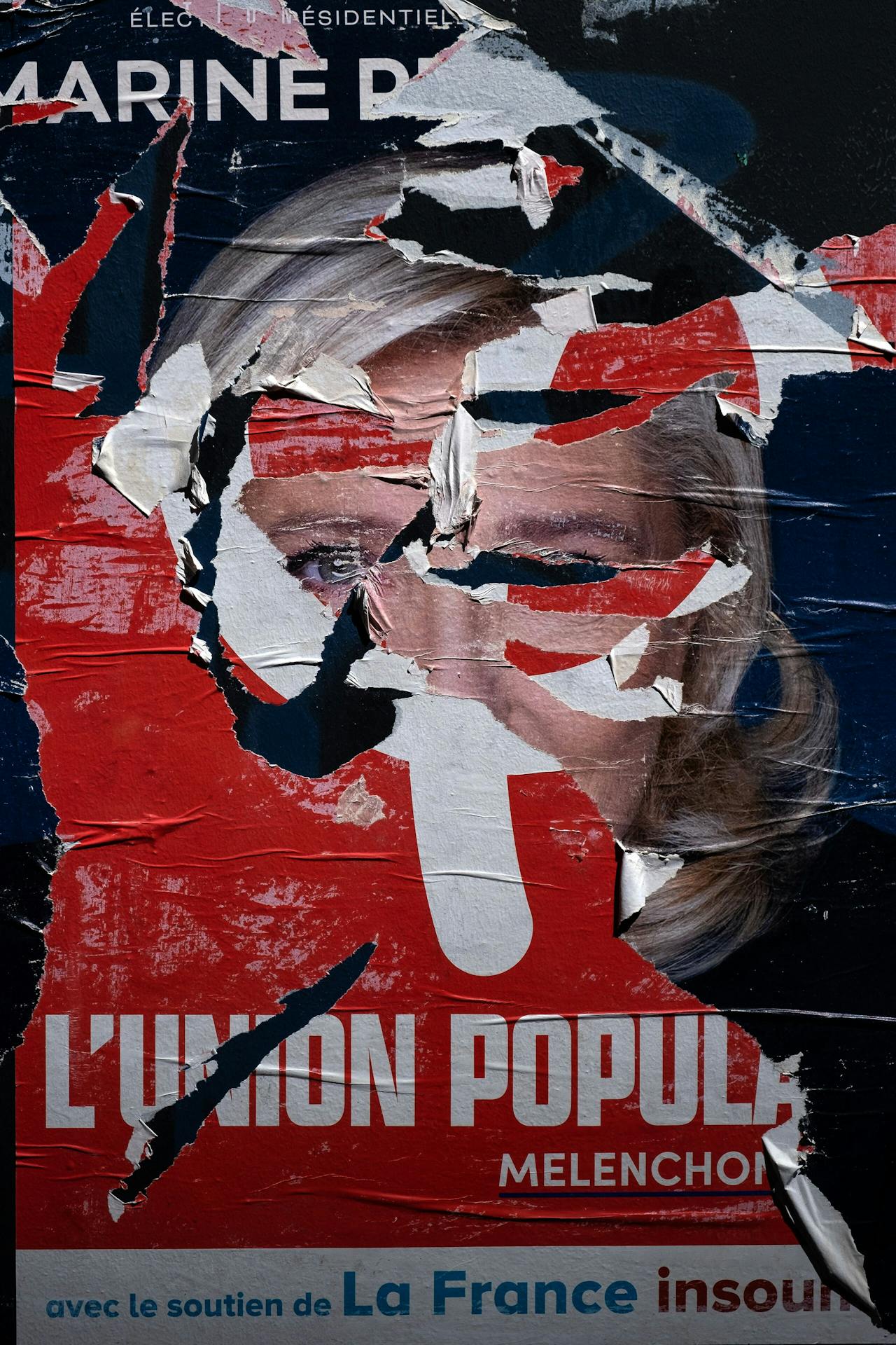 Een bekladde verkiezingsposter van Marine Le Pen.