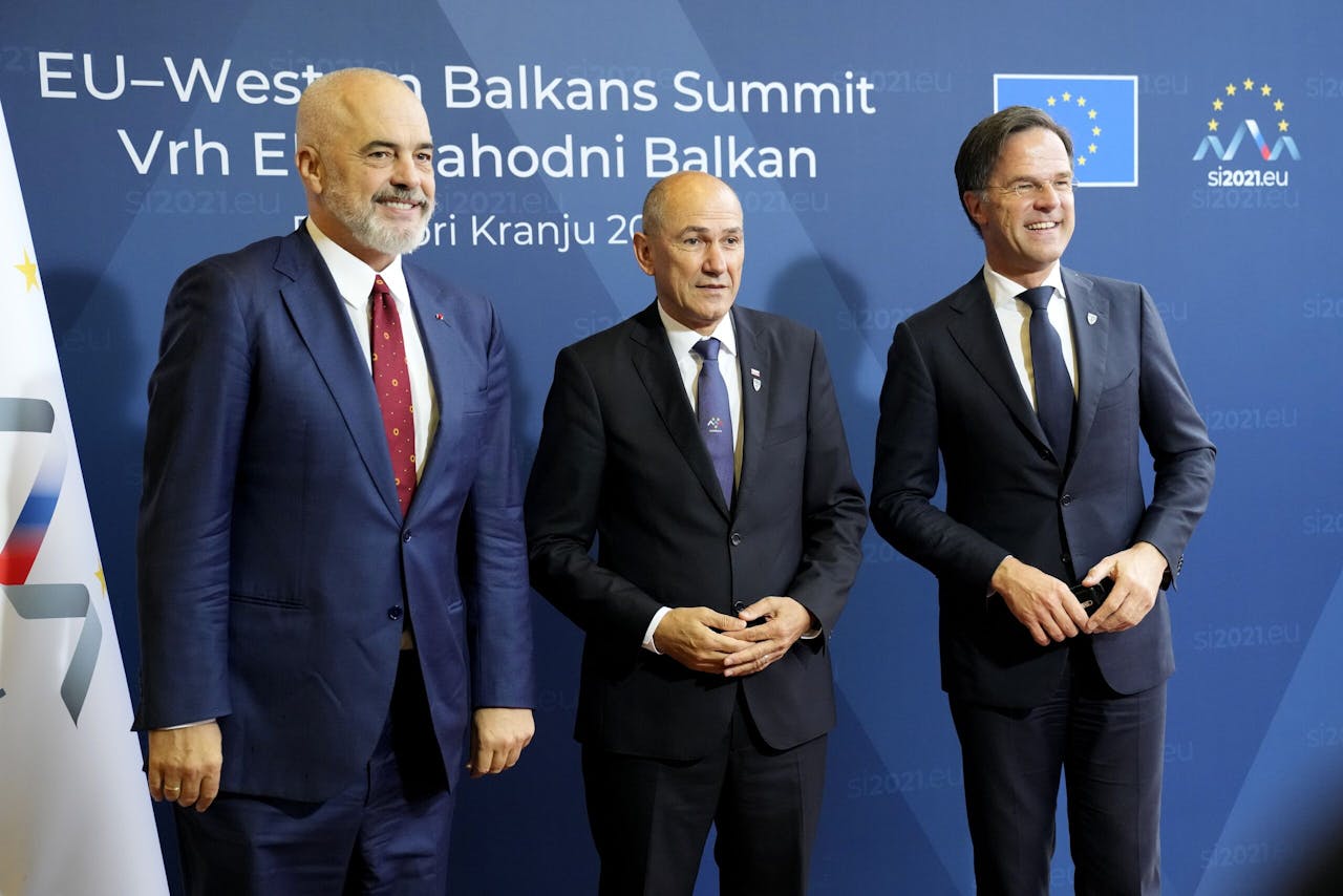 De Albanese premier Edi Rama (l) in gezelschap met de Sloveense premier Janez Jansa (m) en premier Mark Rutte.