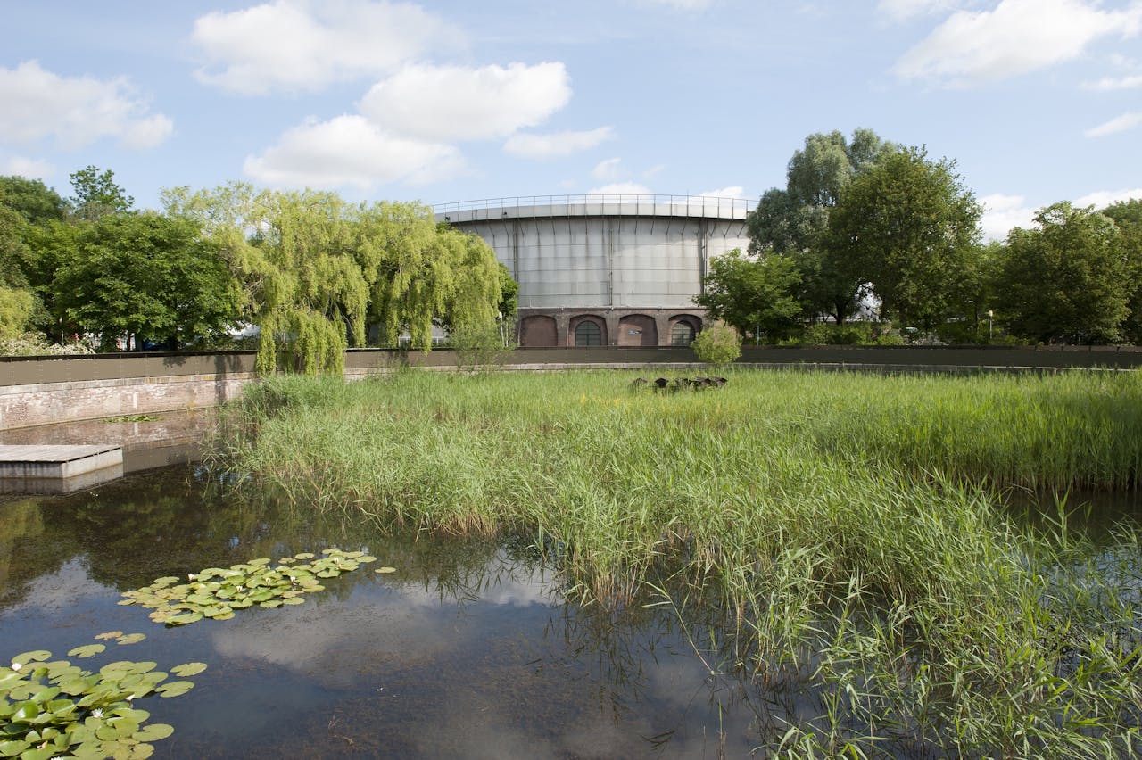 De Gashouder is gevestigd op het terrein van de voormalige steenkolengasfabriek in Amsterdam-West, dat inmiddels een culturele functie heeft en als stadspark dient.