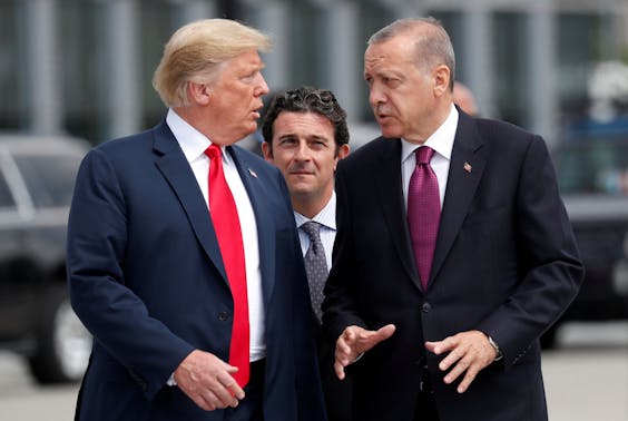 De Amerikaanse president Trump en zijn Turkse ambtsgenoot Erdogan op 11 juli tijdens een Navo-bijeenkomst in Brussel. Beide landen zijn in conflict over een Amerikaanse dominee die in een Turkse cel is beland.
