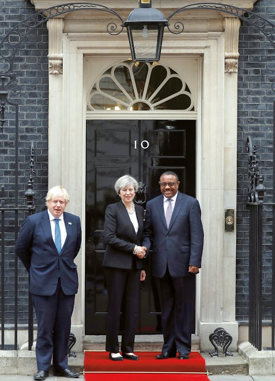 Theresa May met Boris Johnson en de Ethiopische premier Haile Mariam Desalegne (2017).