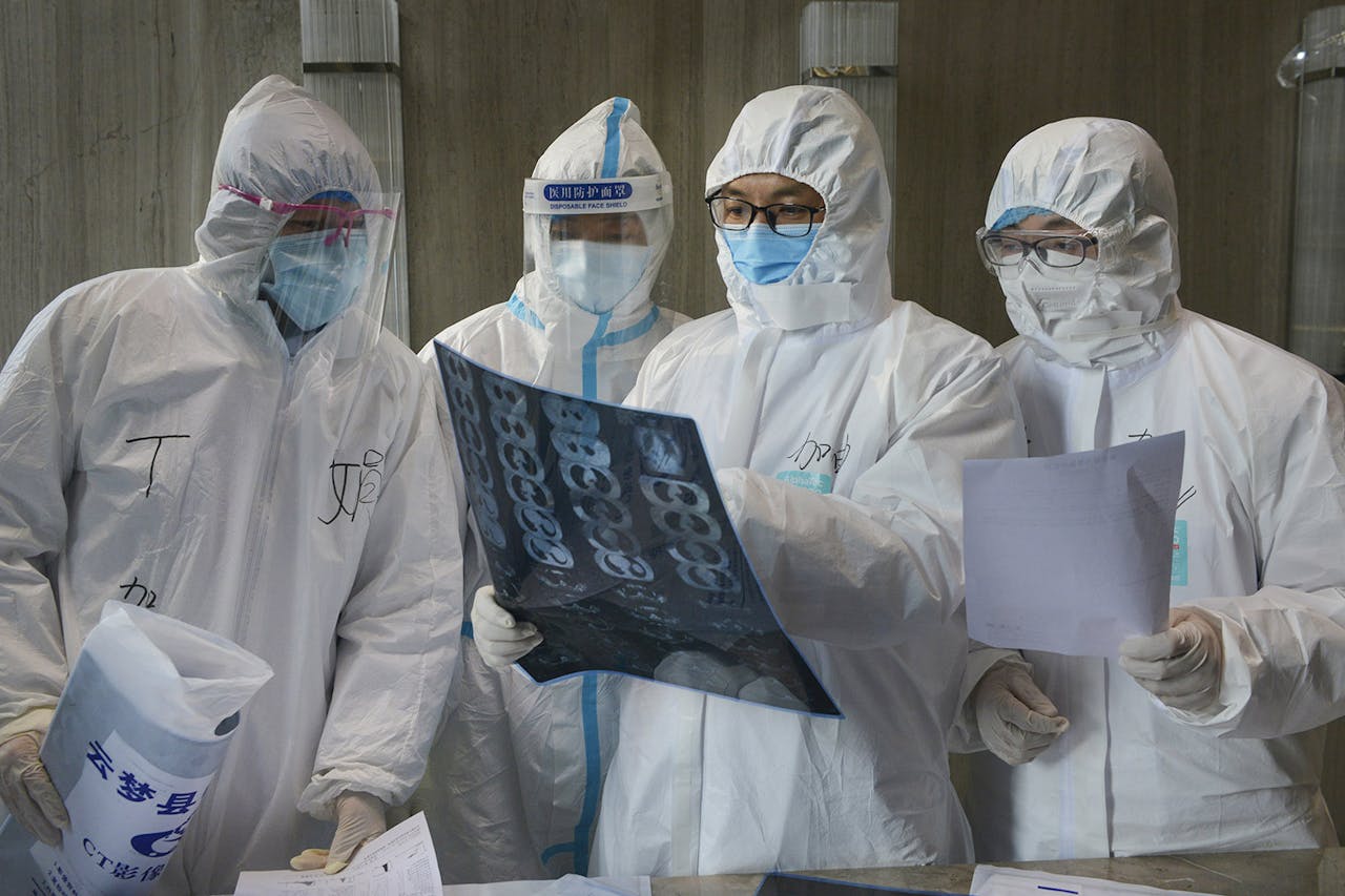 Chinese artsen bekijken ct-scan van patiënt in een ziekenhuis in de provincie Hubei, de Chinese regio die het zwaarst is getroffen door het coronavirus.