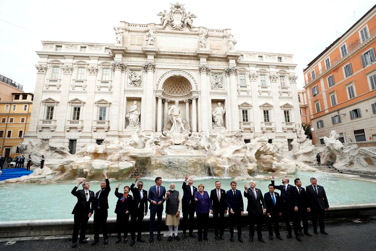 De leiders van de G20 gooiden zondag een muntje in de Trevi-fontein in Rome.