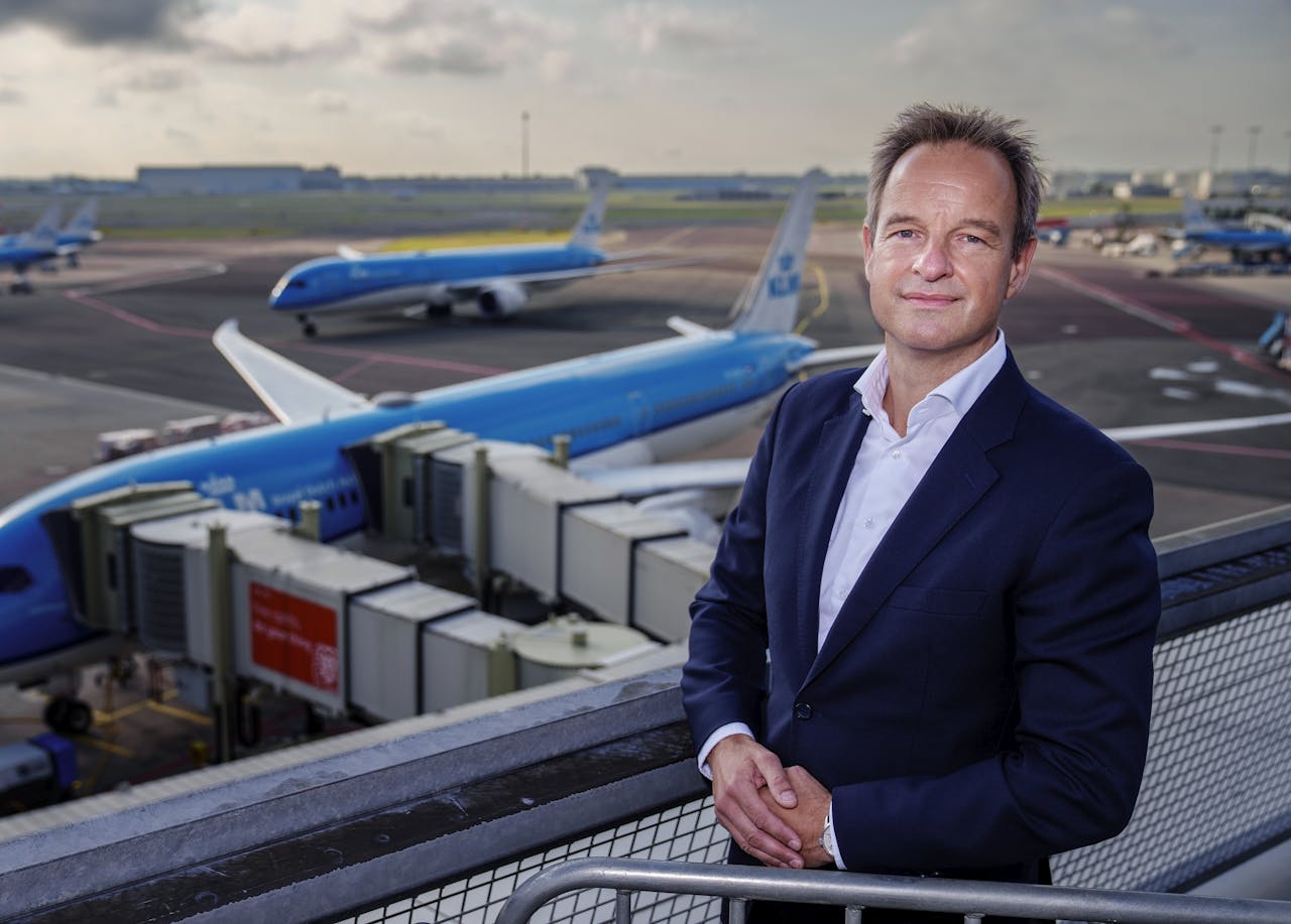 Met schonere en stillere toestellen en meer biobrandstof bijmengen is er een alternatief voor de forse krimp die de politiek en milieubeweging voorstaan, zegt Bas Gerressen, directeur KLM Benelux, Caribisch Gebied en Suriname.