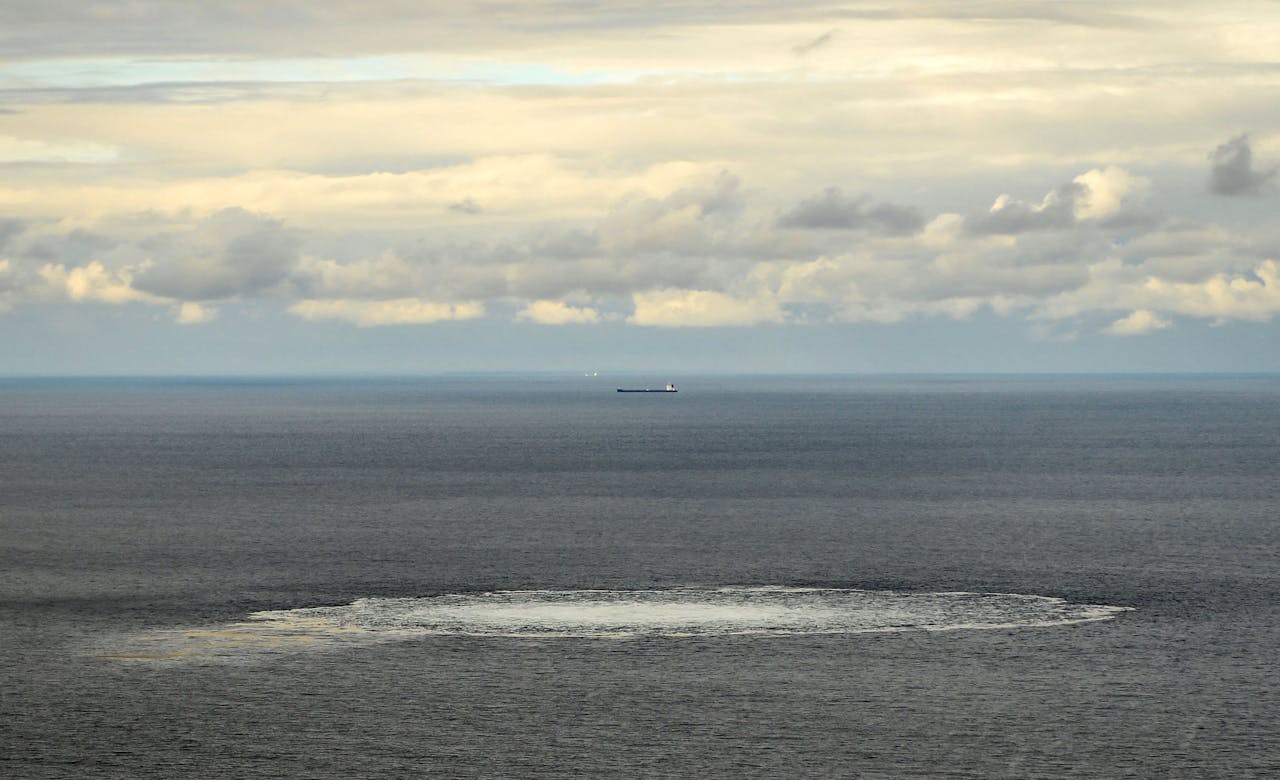 Door de explosies zijn gaslekken ontstaan in de Nord Stream-leidingen die aan het wateroppervlak zichtbaar zijn.