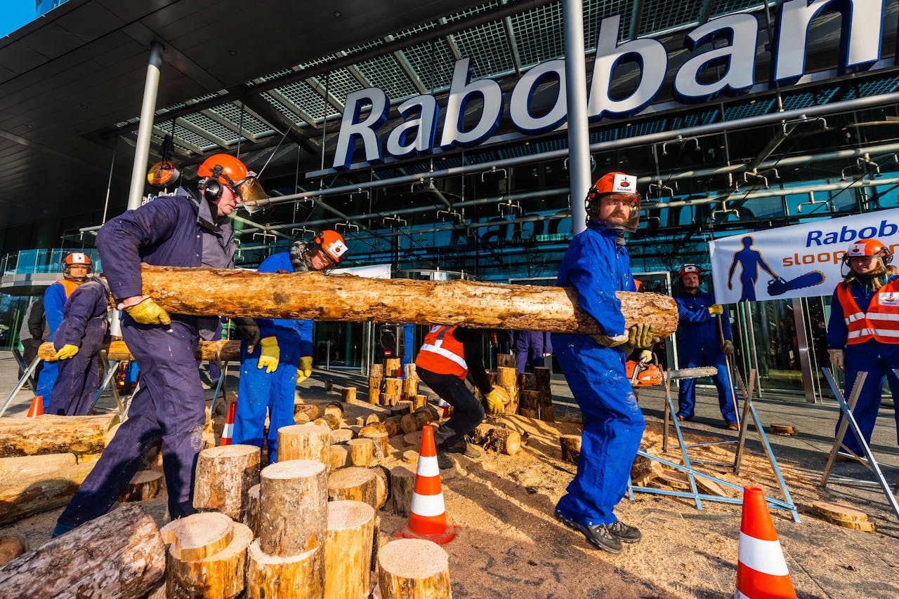 Actievoerders van Milieudefensie protesteerden in 2018 voor het hoofdkantoor van Rabobank tegen financiering door banken van de palmolie-industrie. 'Een ramp voor het klimaat', volgens Milieudefensie.
