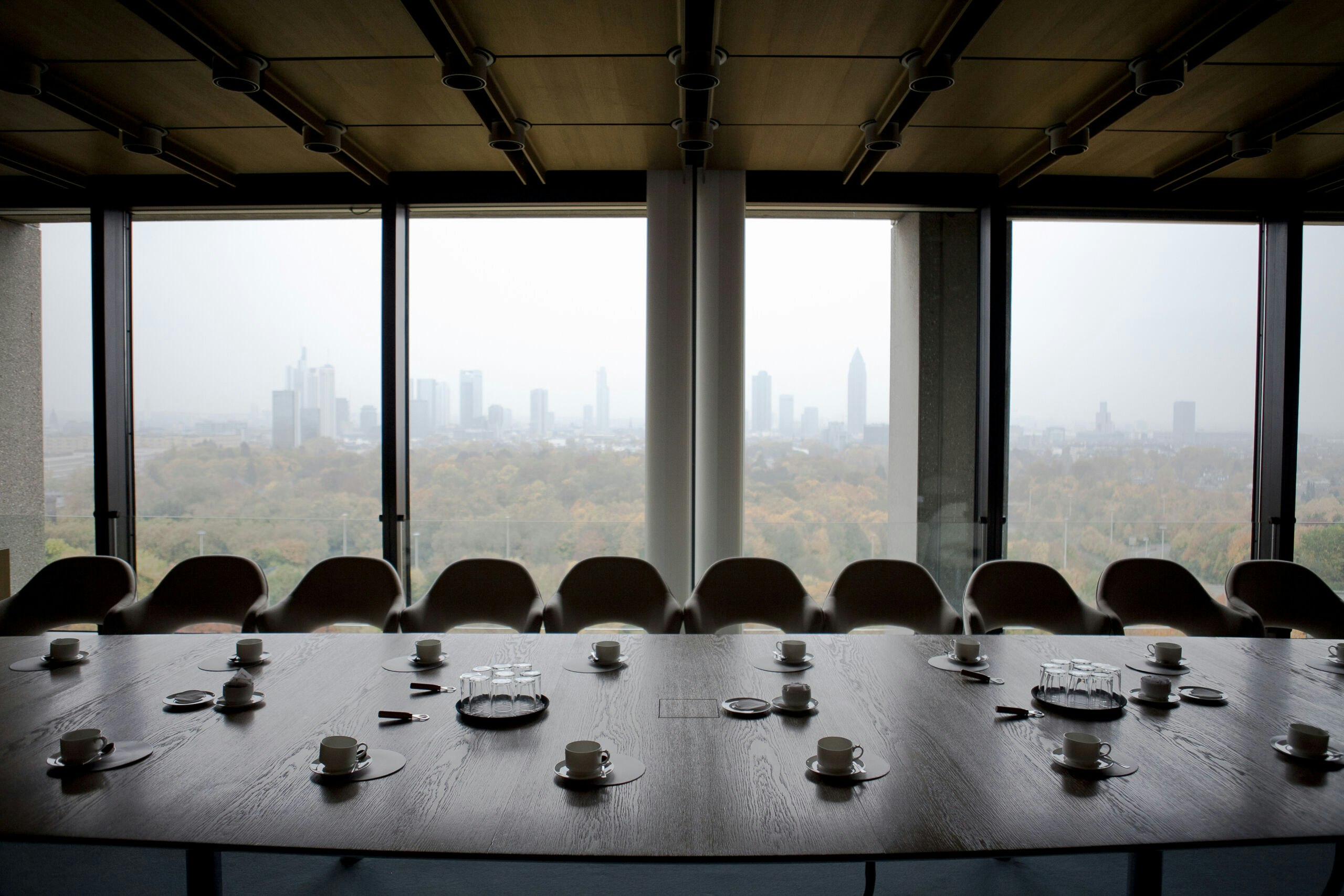 De boardroom van de Duitse Bundesbank kijkt uit over de skyline van Frankfurt.