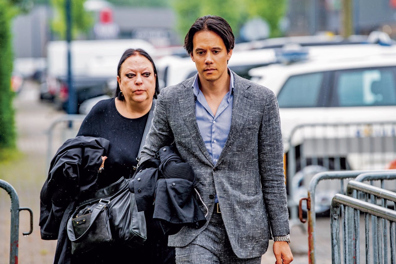 Advocaat Inez Weski en haar zoon Guy komen aan bij de zwaar beveiligde Amsterdamse rechtbank in juni 2021.
