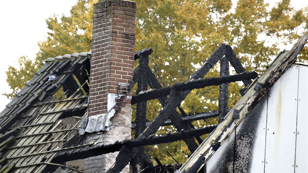 Nederland, Nieuw-Vennep, 10 november 2016,
Uitgebrande leegstaande woning woning Zuiderdreef-Hoofdweg in Nieuw-Vennep. gemeente Haarlemmermeer. / brand was in 2014, binnenkort komt hier nieuwbouw / Het is onduidelijk wat de oorzaak van de brand is geweest. / brand uitgebrand woonhuis woning huis zwaar beschadigd totaal uitgebrande woning / verzekering brandverzekering uitgebrand pand heeft grote schade opgelopen bij de uitslaande brand / gewoed verwoest vrijstaand woonhuis is verloren gegaan. verzekerd verzekering dekking polis verzekeraar verzekeringen tegen schade verzekeraars Woonverzekeringen schade erzekerd voor inboedel en opstal opstalverzekering inboedelverzekering Woonhuisverzekering Brandschade premie Schadeherstel
Foto; Peter Hilz / HH