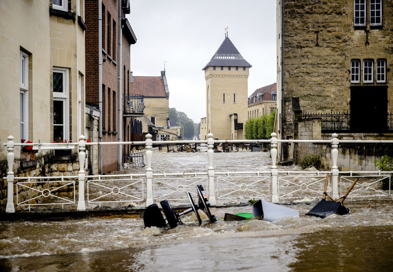 De Geul raasde afgelopen zomer door het centrum van Valkenburg en zette het centrum onder water.