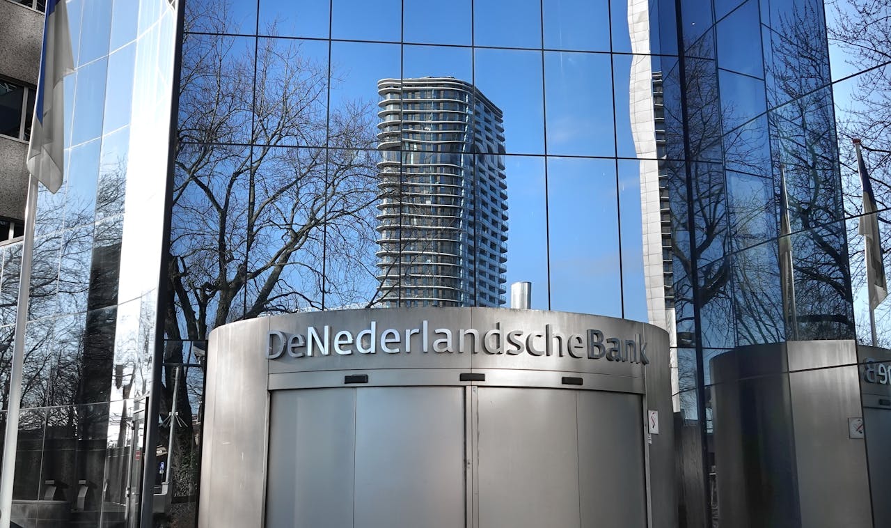 Het tijdelijke onderkomen van De Nederlandsche Bank. Het pand aan het Westeinde wordt momenteel verbouwd.