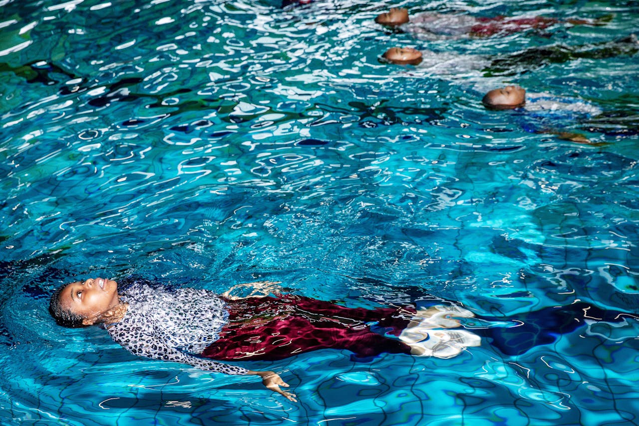 Allochtone kinderen leren zwemmen in Amsterdam. Gemeenten kunnen via exploitatiebijdrages steun verlenen aan uitbaters van sporthallen en zwembaden om eigen beleidsdoelen te stimuleren.