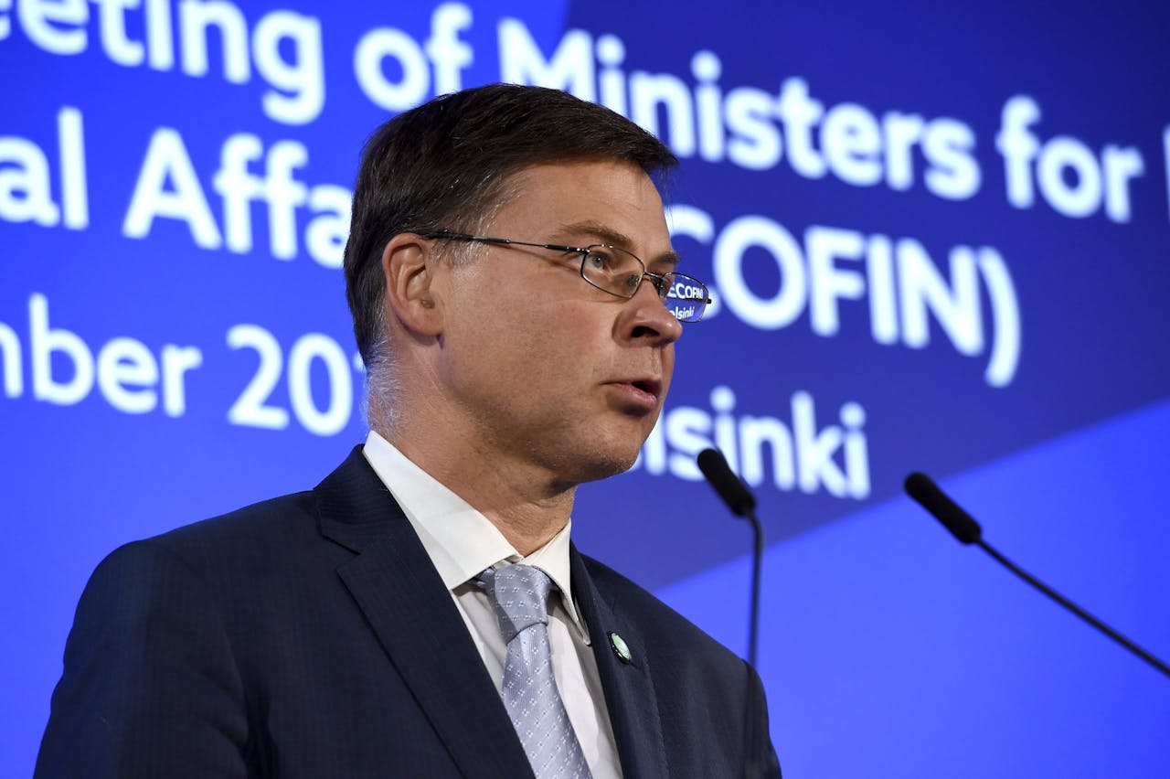 De Letse Eurocommissaris Valdis Dombrovskis riep vrijdag EU-lidstaten die nog ruimte binnen hun begroting hebben, zoals Nederland en Duitsland, op om extra geld te investeren in hun economie. Een dag eerder deed president Mario Draghi van de Europese Centrale Bank hetzelfde.
